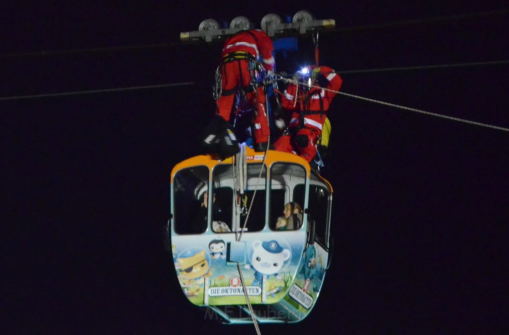 Einsatz BF Hoehenretter Koelner Seilbahn Hoehe Zoobruecke P2390.JPG